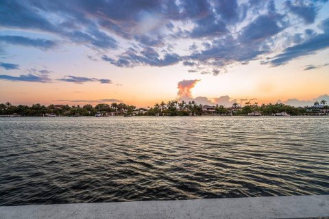 Condo in South Palm Beach, Florida, 2 bedrooms  № 1185348 - photo 1