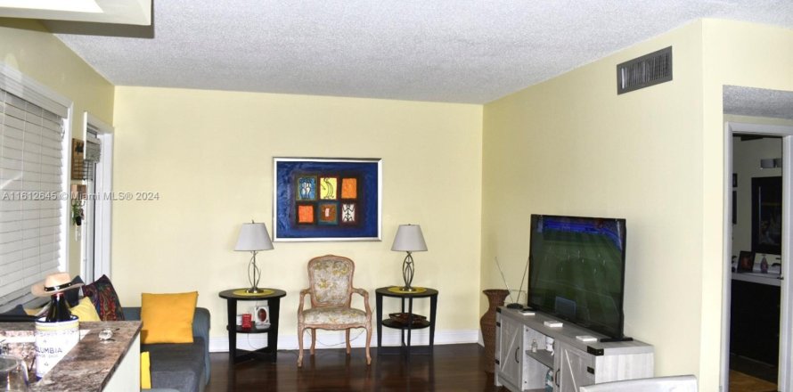 Condominio en Hollywood, Florida, 2 dormitorios  № 1978566