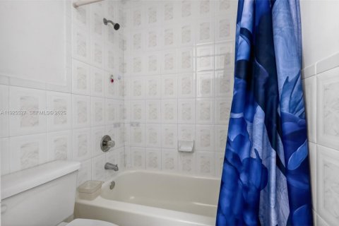 Condo in Hialeah, Florida, 3 bedrooms  № 1985829 - photo 25