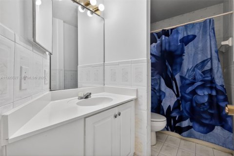 Condo in Hialeah, Florida, 3 bedrooms  № 1985829 - photo 23