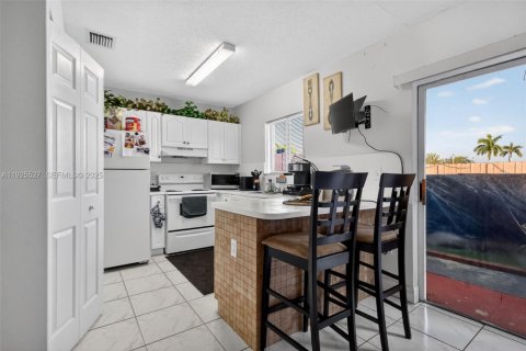 Condo in Hialeah, Florida, 3 bedrooms  № 1985829 - photo 8
