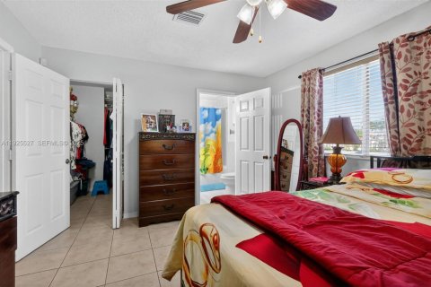 Condo in Hialeah, Florida, 3 bedrooms  № 1985829 - photo 18
