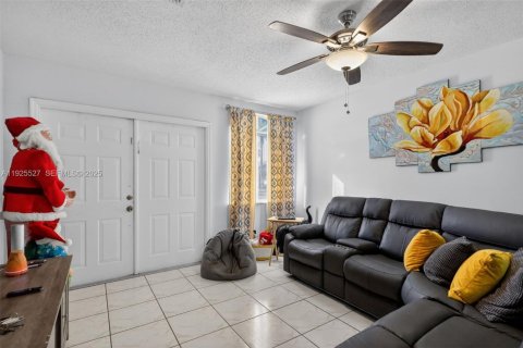 Condo in Hialeah, Florida, 3 bedrooms  № 1985829 - photo 6
