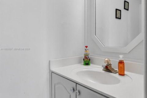 Condo in Hialeah, Florida, 3 bedrooms  № 1985829 - photo 15