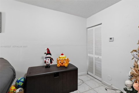 Condo in Hialeah, Florida, 3 bedrooms  № 1985829 - photo 7