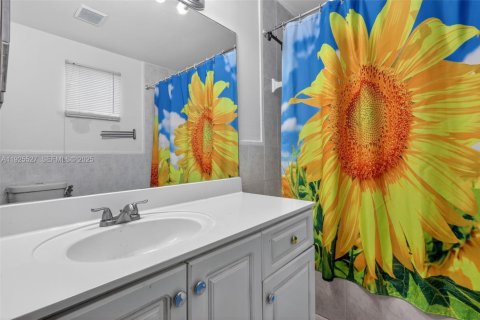 Condo in Hialeah, Florida, 3 bedrooms  № 1985829 - photo 19
