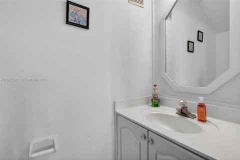 Condo in Hialeah, Florida, 3 bedrooms  № 1985829 - photo 14