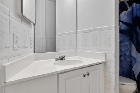Condo in Hialeah, Florida, 3 bedrooms  № 1985829 - photo 24
