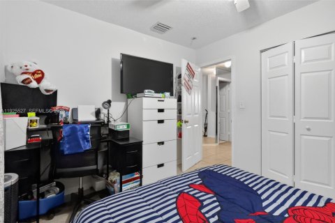 Condo in Hialeah, Florida, 3 bedrooms  № 1985829 - photo 30