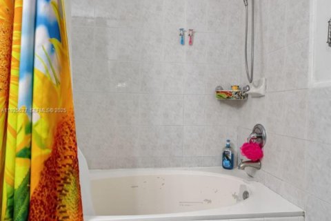 Condo in Hialeah, Florida, 3 bedrooms  № 1985829 - photo 21