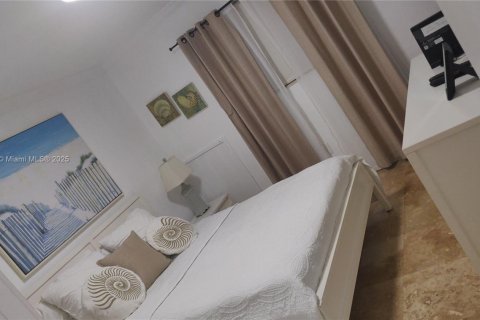 Condo in Key Biscayne, Florida, 1 bedroom  № 1896949 - photo 11