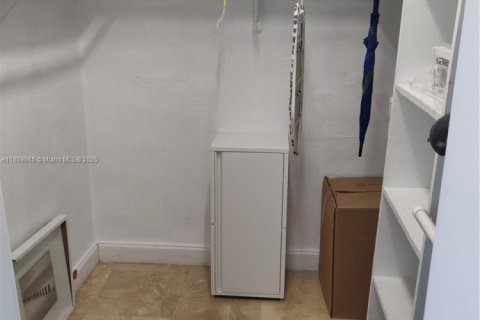 Condo in Key Biscayne, Florida, 1 bedroom  № 1896949 - photo 12