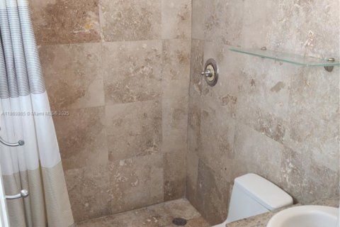 Condo in Key Biscayne, Florida, 1 bedroom  № 1896949 - photo 13