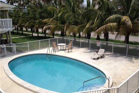 Condo in Key Biscayne, Florida, 1 bedroom  № 1896949 - photo 15