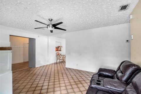 Villa ou maison à vendre à Miami, Floride: 4 chambres, 155.43 m2 № 1963416 - photo 7