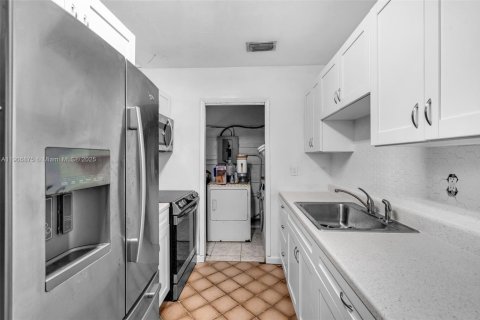 Villa ou maison à vendre à Miami, Floride: 4 chambres, 155.43 m2 № 1963416 - photo 3