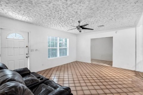 Villa ou maison à vendre à Miami, Floride: 4 chambres, 155.43 m2 № 1963416 - photo 6