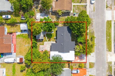 Villa ou maison à vendre à Miami, Floride: 4 chambres, 155.43 m2 № 1963416 - photo 2