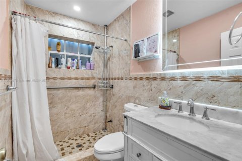 Villa ou maison à vendre à Miami, Floride: 4 chambres, 155.43 m2 № 1963416 - photo 13