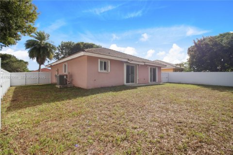 House in Miami Gardens, Florida 4 bedrooms, 153.47 sq.m. № 1984069 - photo 17