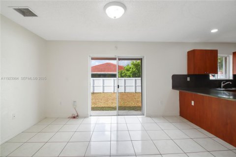 House in Miami Gardens, Florida 4 bedrooms, 153.47 sq.m. № 1984069 - photo 21