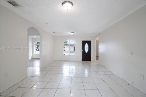 House in Miami Gardens, Florida 4 bedrooms, 153.47 sq.m. № 1984069 - photo 6