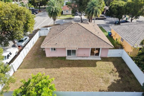 House in Miami Gardens, Florida 4 bedrooms, 153.47 sq.m. № 1984069 - photo 10