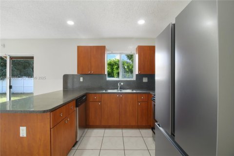 House in Miami Gardens, Florida 4 bedrooms, 153.47 sq.m. № 1984069 - photo 3
