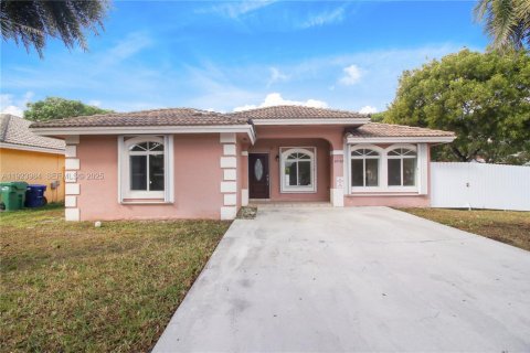 House in Miami Gardens, Florida 4 bedrooms, 153.47 sq.m. № 1984069 - photo 14