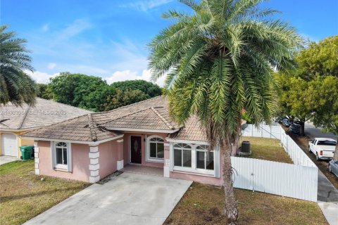 House in Miami Gardens, Florida 4 bedrooms, 153.47 sq.m. № 1984069 - photo 8