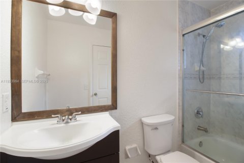 House in Miami Gardens, Florida 4 bedrooms, 153.47 sq.m. № 1984069 - photo 5