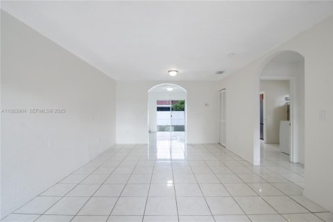 House in Miami Gardens, Florida 4 bedrooms, 153.47 sq.m. № 1984069 - photo 24