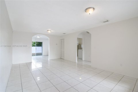 House in Miami Gardens, Florida 4 bedrooms, 153.47 sq.m. № 1984069 - photo 25