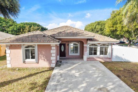 House in Miami Gardens, Florida 4 bedrooms, 153.47 sq.m. № 1984069 - photo 2