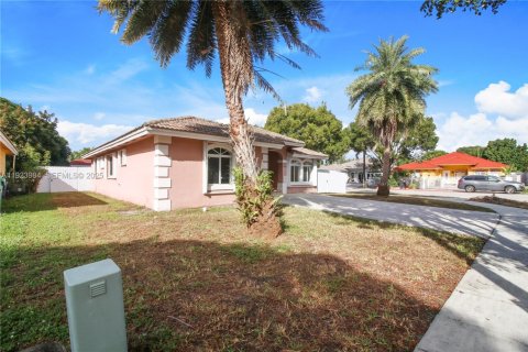 House in Miami Gardens, Florida 4 bedrooms, 153.47 sq.m. № 1984069 - photo 13