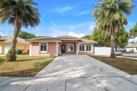 House in Miami Gardens, Florida 4 bedrooms, 153.47 sq.m. № 1984069 - photo 11