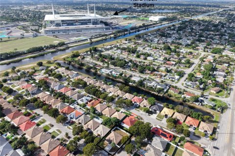 House in Miami Gardens, Florida 4 bedrooms, 153.47 sq.m. № 1984069 - photo 1