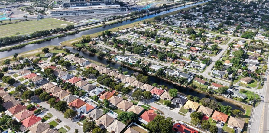 House in Miami Gardens, Florida 4 bedrooms, 153.47 sq.m. № 1984069