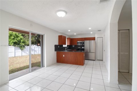 House in Miami Gardens, Florida 4 bedrooms, 153.47 sq.m. № 1984069 - photo 23