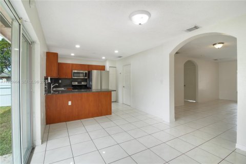 House in Miami Gardens, Florida 4 bedrooms, 153.47 sq.m. № 1984069 - photo 22