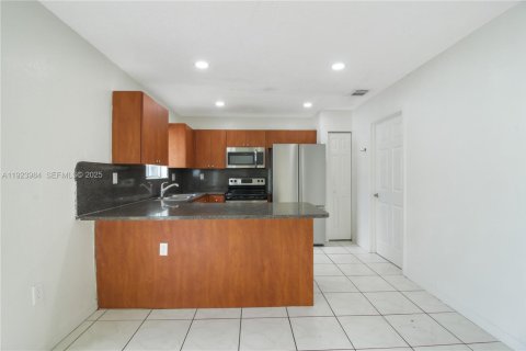 House in Miami Gardens, Florida 4 bedrooms, 153.47 sq.m. № 1984069 - photo 19