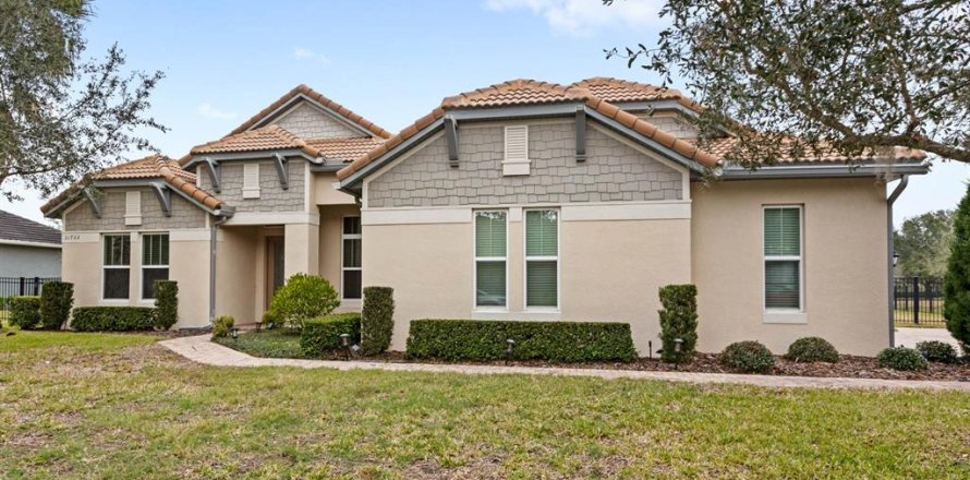 House in Sorrento, Florida 4 bedrooms, 288.65 sq.m. № 1906377