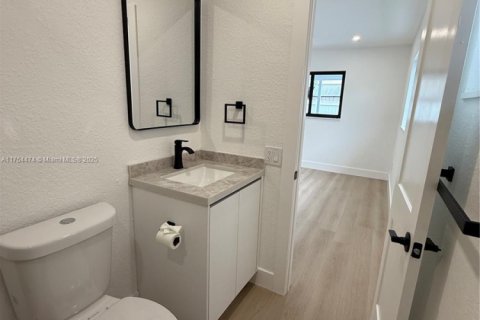House in Hialeah, Florida 3 bedrooms, 131.92 sq.m. № 1959796 - photo 15