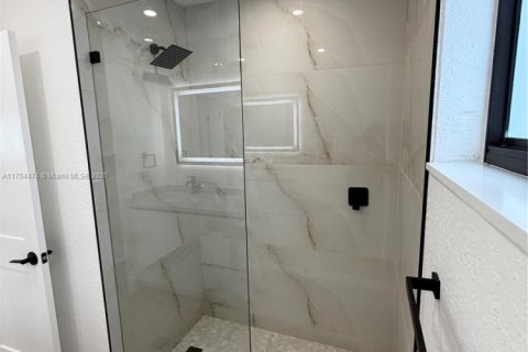 House in Hialeah, Florida 3 bedrooms, 131.92 sq.m. № 1959796 - photo 10