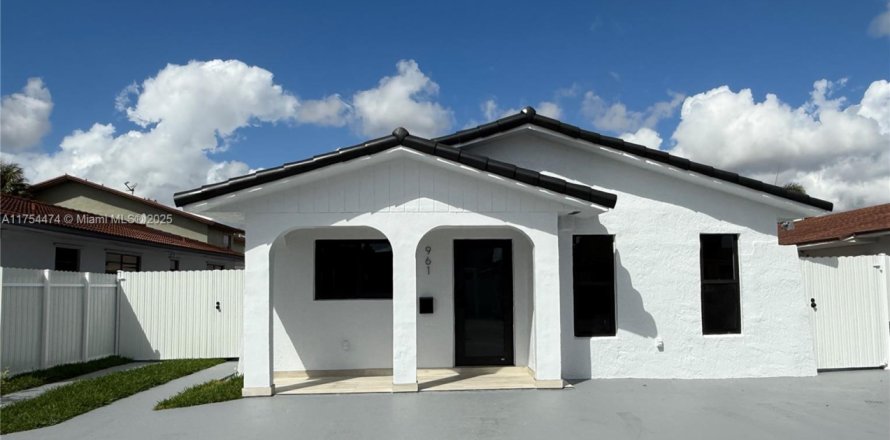 House in Hialeah, Florida 3 bedrooms, 131.92 sq.m. № 1959796