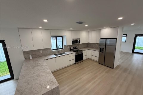 House in Hialeah, Florida 3 bedrooms, 131.92 sq.m. № 1959796 - photo 5