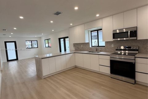 House in Hialeah, Florida 3 bedrooms, 131.92 sq.m. № 1959796 - photo 6