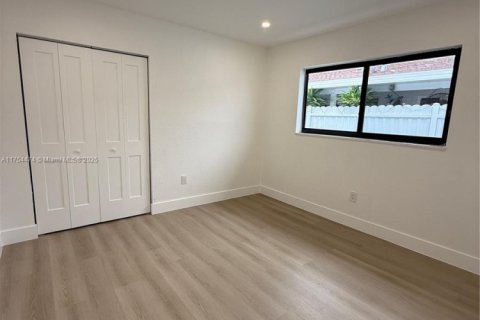 House in Hialeah, Florida 3 bedrooms, 131.92 sq.m. № 1959796 - photo 11
