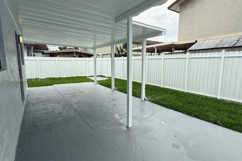 House in Hialeah, Florida 3 bedrooms, 131.92 sq.m. № 1959796 - photo 18