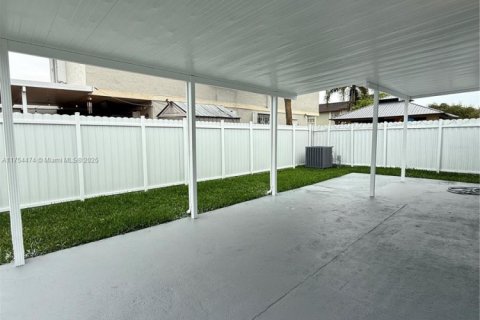 House in Hialeah, Florida 3 bedrooms, 131.92 sq.m. № 1959796 - photo 19